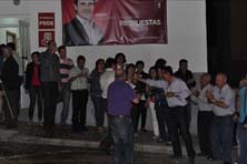 Celebraci&oacute;n del triunfo electoral socialista en Baza. Foto JOS&Eacute; UTRERA